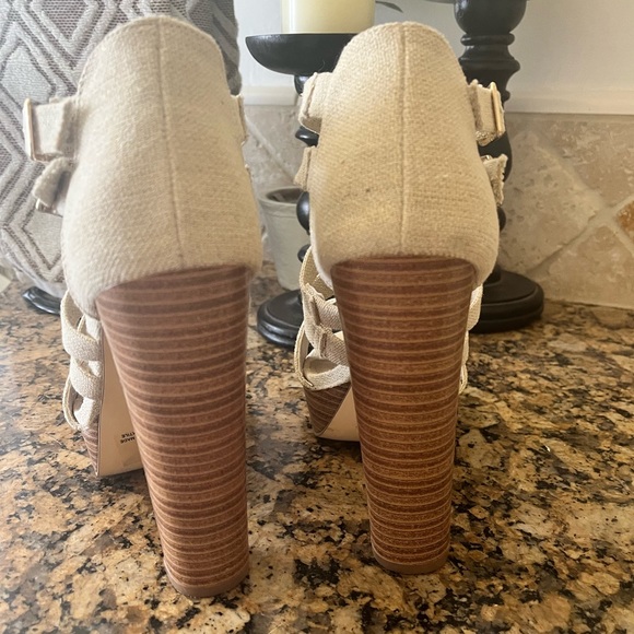 Just Fab cream and gold shoe with thick faux wood heel. - Picture 3 of 4